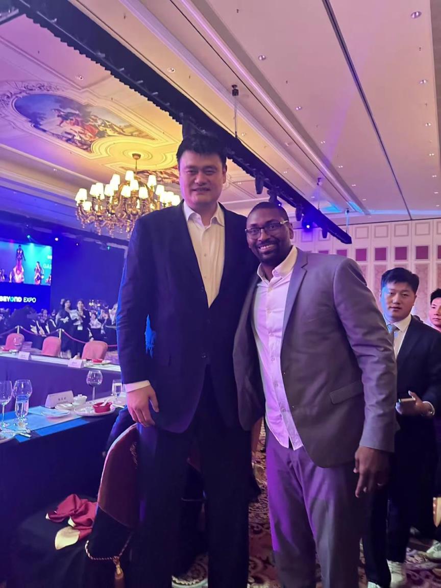 阿泰斯特曬與姚明合照：這是我最喜歡的隊(duì)友 姚??！