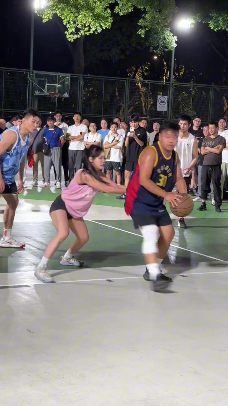 這哥們看見防自己的是女生，一個勁背打，球也不傳了